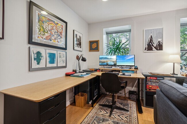 Foto del edificio - Spacious and Light Filled One Bedroom in Petworth with Parking!
