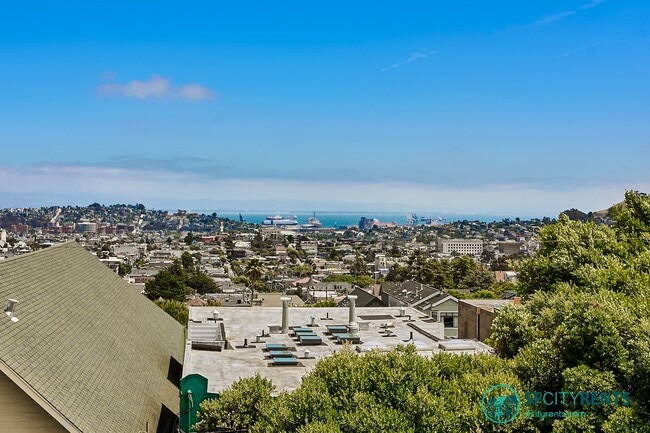 Foto del edificio - Noe Valley: Remodeled Top Floor Bi-Level Apartment w/ Views & Shared Yard