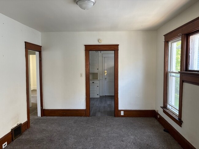 Building Photo - 145 E 30th St