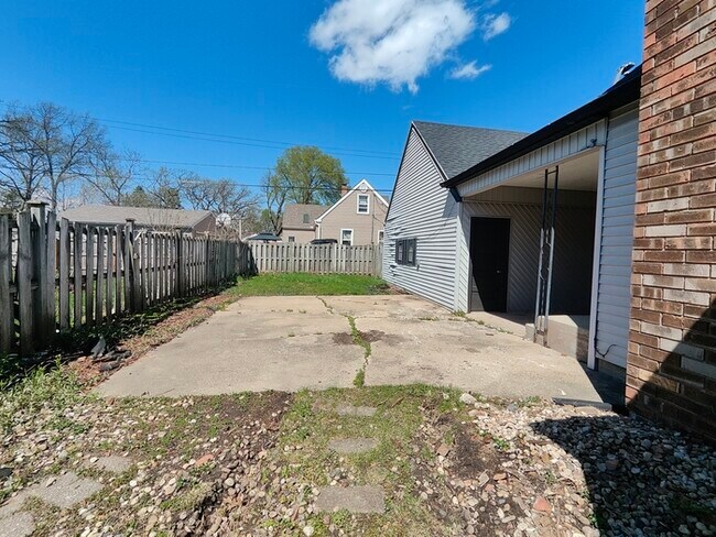 Building Photo - 6220 East Dr