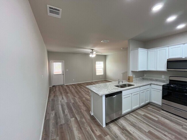 Building Photo - "Experience Luxury Living at Hunters Ranch...