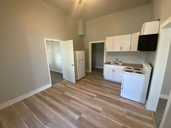 Building Photo - 1223 W 10th St