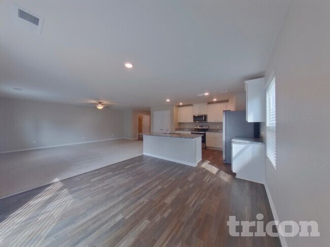 Building Photo - 2170 Southlea Dr