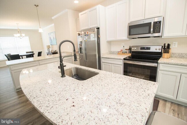 Building Photo - 41560 Briarwood Cir