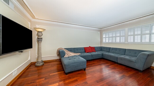 Family room - 18150 Oxnard St