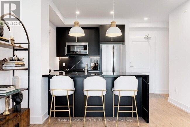 Building Photo - 470 Dundas St E