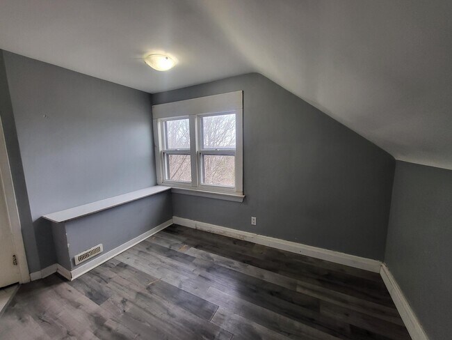 Photo du bâtiment - Charming 1 Bedroom Upper-Level Unit – All ...