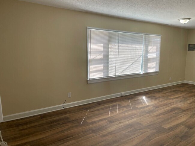 Building Photo - 2 bed, 1 bath located in High Point!
