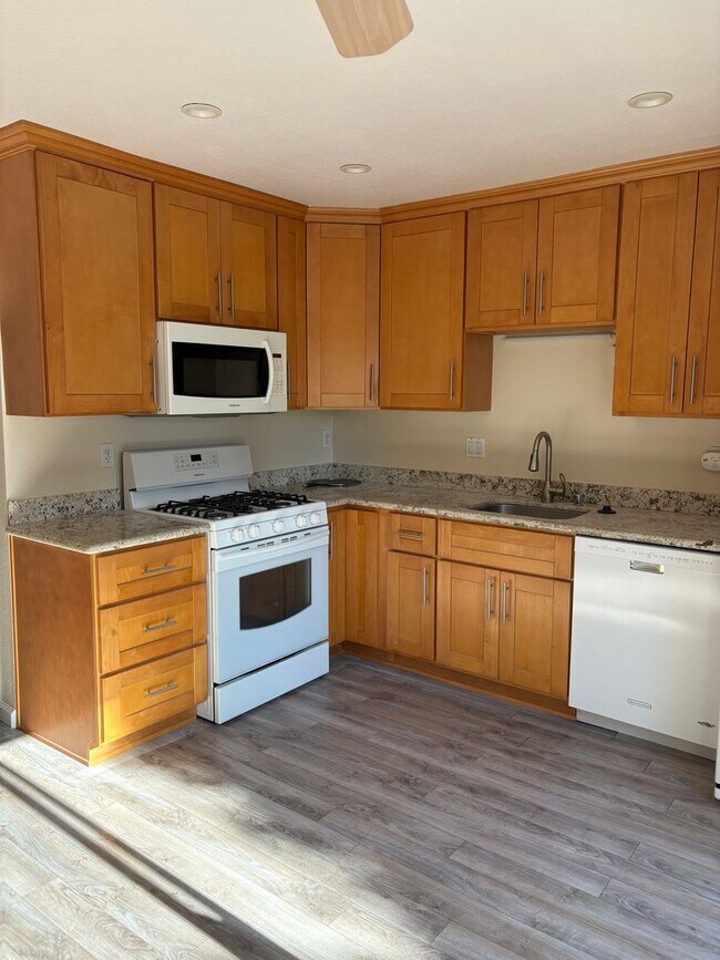 Foto del edificio - 244 Park Pl Dr