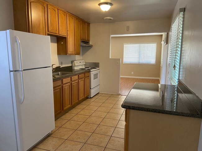 Building Photo - Well maintained 2 bed/1 bath unit in heart...