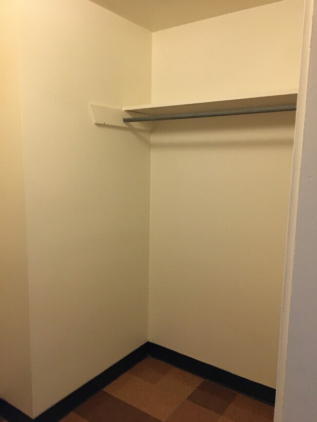 B-207 Armario empotrado sin tocador - Harvest Manor Apartments