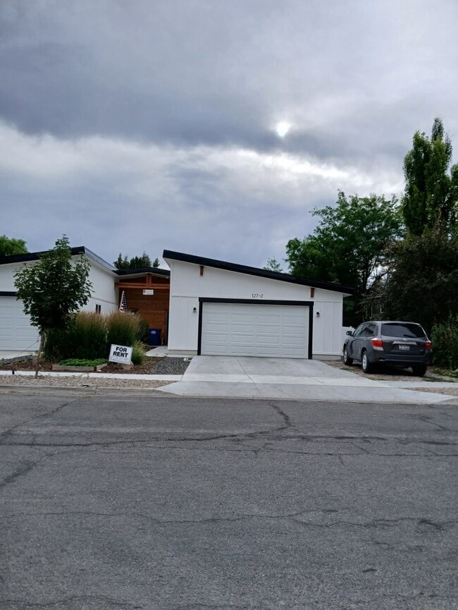 Building Photo - 127 N 4th E