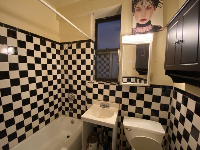 Building Photo - 447 W 37th St