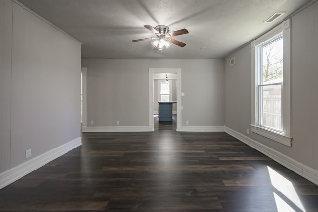 Building Photo - PRELEASING