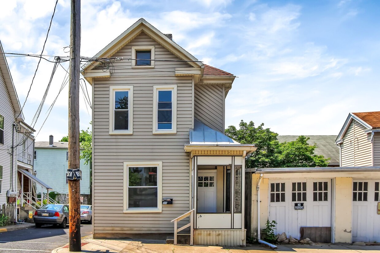 Primary Photo - Available Now Spacious Three Bedroom in St...