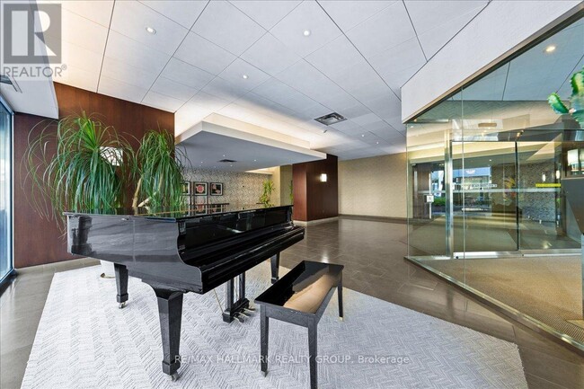 Photo du bâtiment - 705-705 King St W