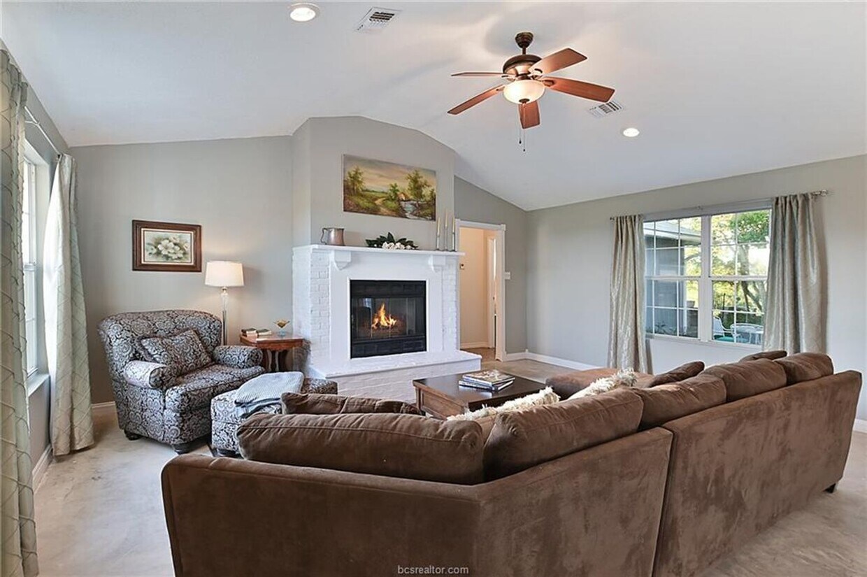 Foto principal - 7 acres with 5 bed, 3 bath less than 25 mi...