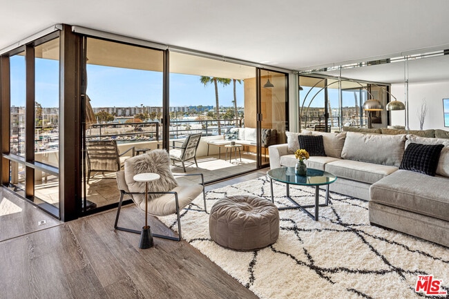Building Photo - 4267 Marina City Dr