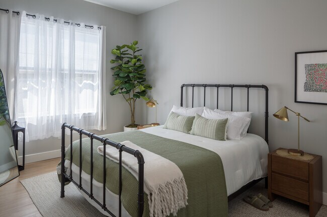 Dormitorio con ventanas de suelo a techo - Founders Square — New Luxury Apartments in a Walkable Downtown
