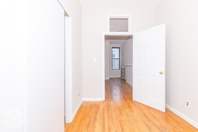 Building Photo - 876 Greene Ave