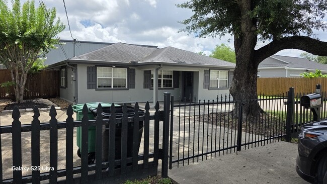 Building Photo - 2098 Harland Dr