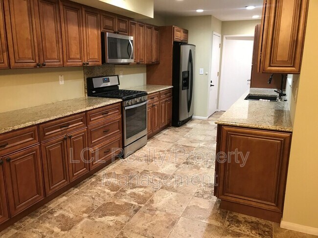Foto del edificio - 28871 Bradley Rd