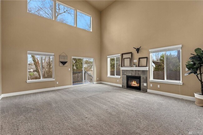 Foto del edificio - Newer, well maintained 4 bedroom home with...