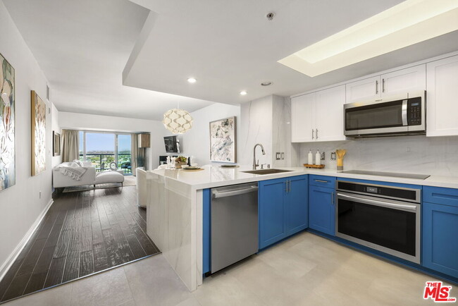 Building Photo - 13700 Marina Pointe Dr