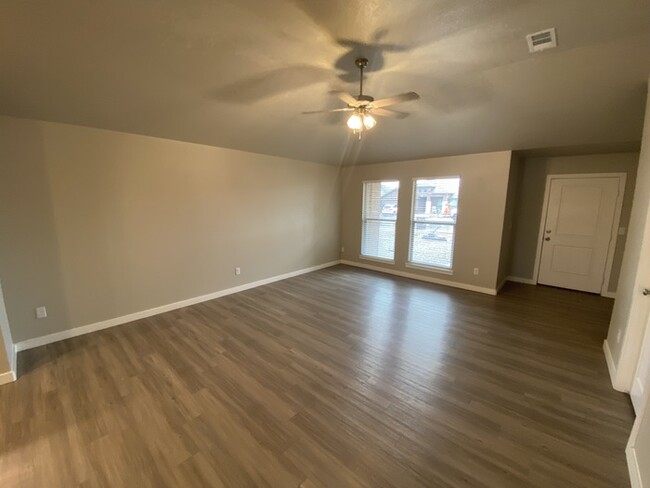 Foto del edificio - 3 bed 2 bath in Lone Star Trails!