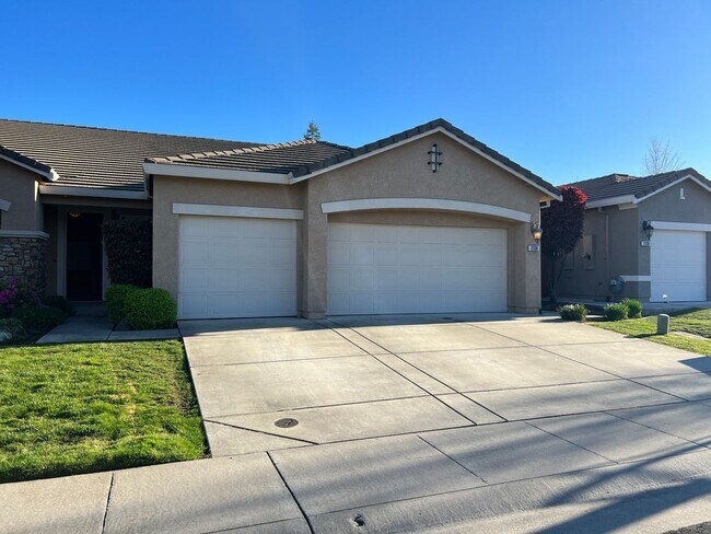 Building Photo - Available NOW! Open Showing on Friday 4/19...