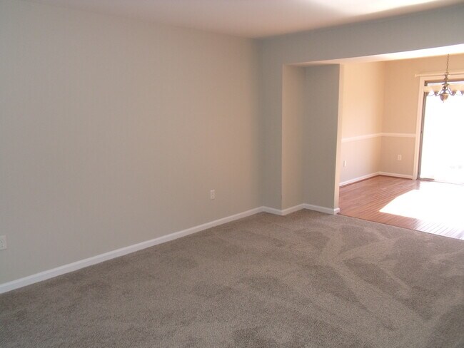 Building Photo - 160 Crown Pointe Dr