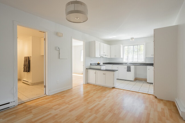 Building Photo - 305 Rue Pineault