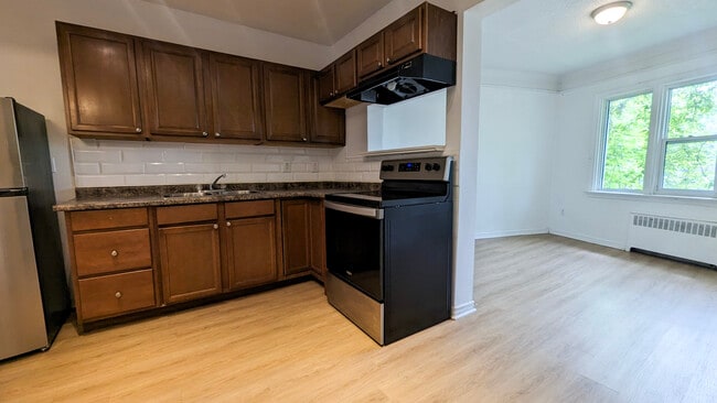 Building Photo - 136 Weber St E