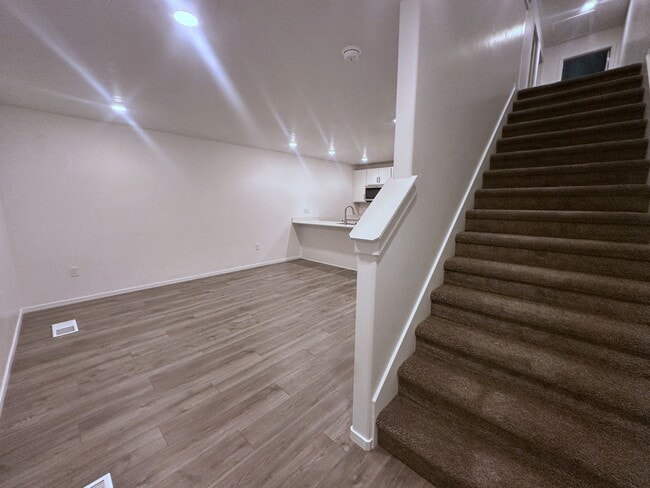 Building Photo - 3 Bedroom 2 bath with Garage- Townhouse