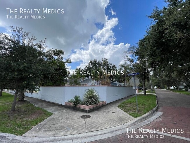 Building Photo - 1807 N Park Ave