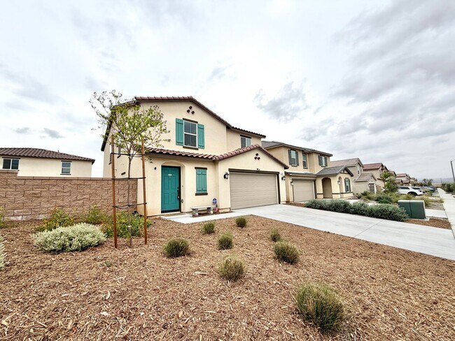 Building Photo - Move-In Ready 3 Bedroom 2.5 Bathroom Home with Loft, SOLAR & Modern Upgrades