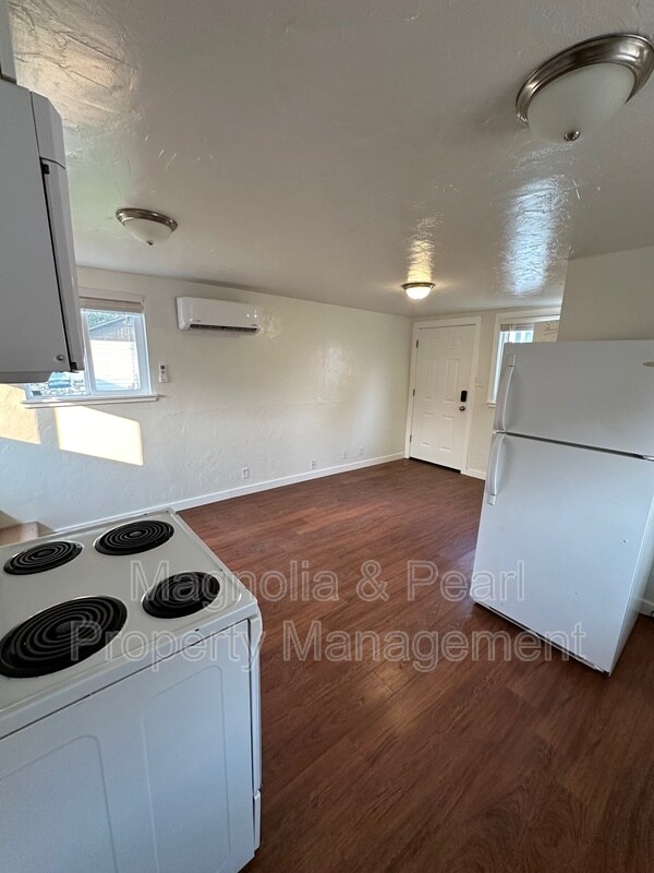 Building Photo - 617 S 10th Ave