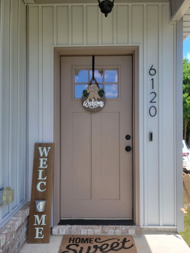 Building Photo - Beautiful Home Low Maintenance- Available ...