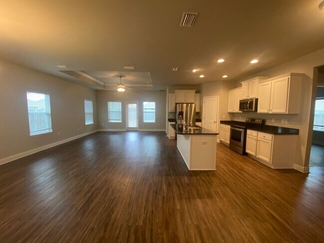 Building Photo - Comfortable 4Bed/2Ba Home in The Villages ...