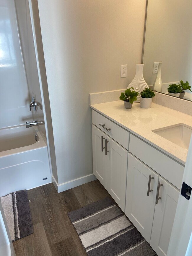 Foto del edificio - Contemporary 4 Bedroom, 3 Bath Townhome wi...