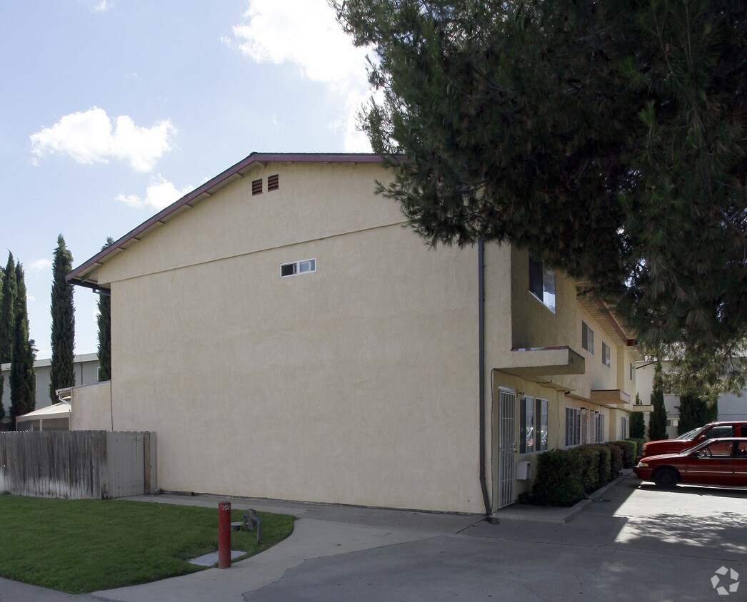 Building Photo - 2139-2145 Evergreen Ave