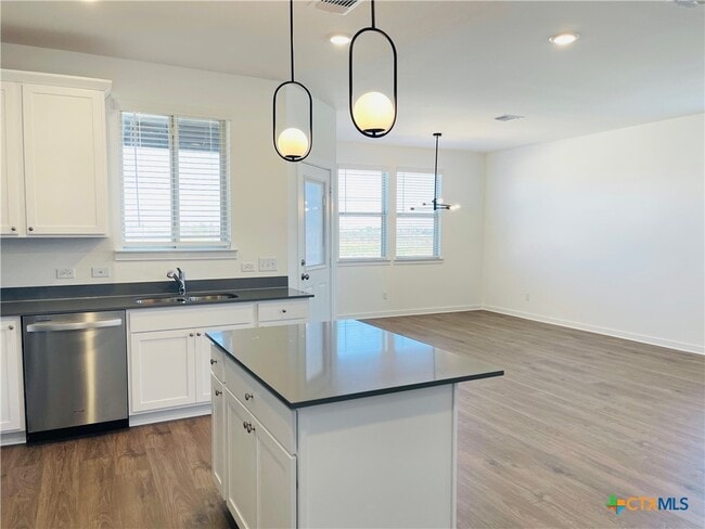 Building Photo - 914 Childress Dr