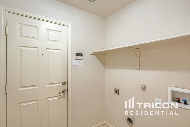 Building Photo - 1140 High Point Dr
