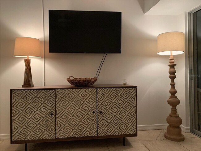 tv w/ cable and wifi - 9200 Midnight Pass Rd