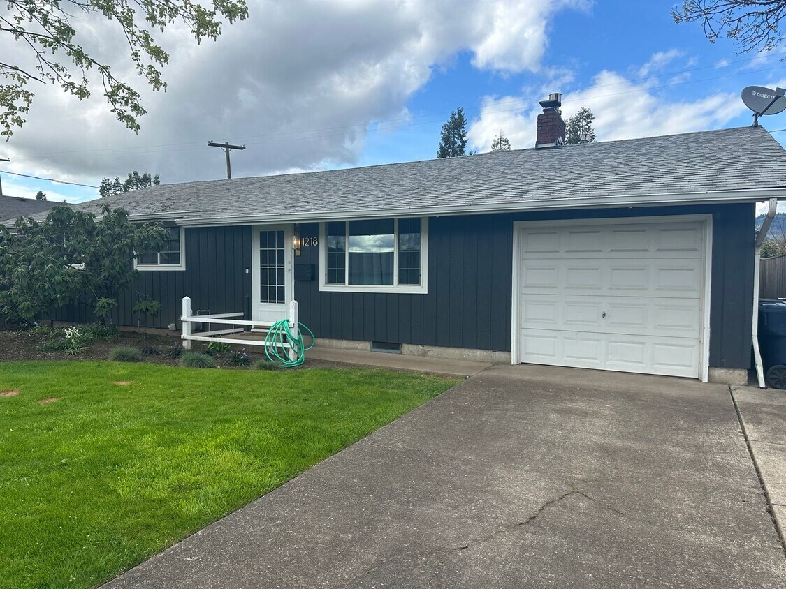 Primary Photo - 3 bed, 1 bath house in a great neighborhood!