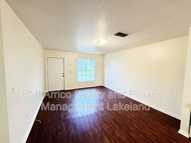 Foto del edificio - 842 Fox Lake Dr