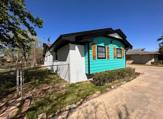 Building Photo - 5613 S Villa Ave