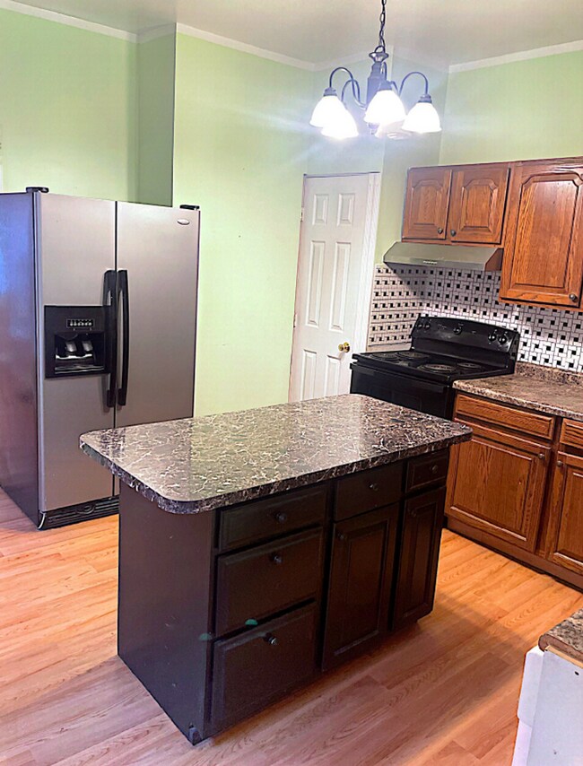Foto del edificio - Large 3 Bed with 2 Bath close to everything!
