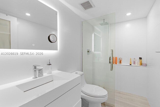 Foto del edificio - 1500 Bay Dr E
