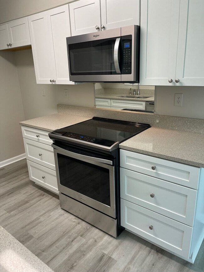 Building Photo - UPDATED and cute 3 bed, 2 bath with SEPARA...